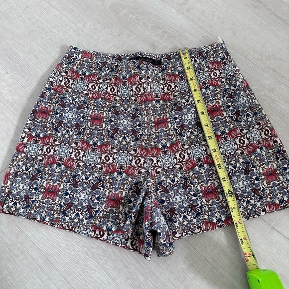 Zara Basic Multicolor Floral Shorts – Size XS - Picture 5 of 7